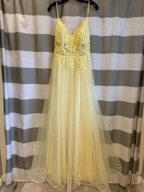 Beautiful Butter Yellow Lace Appliqué Tulle Gown by JJ’s House Size 14